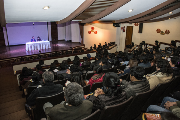 Conferencia en el Auditorio del Palacio de Comunicaciones de La Paz, Bolivia.