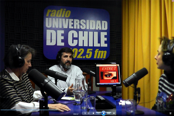 Entrevista en directo en el programa 'Entre tú y yo' con Teresa Martinic, en Radio Universidad de Chile, Santiago de Chile.