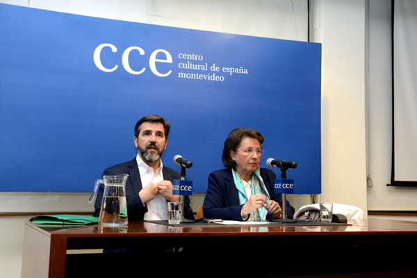 Conferencia en el Centro Cultural de España en Montevideo, Uruguay.